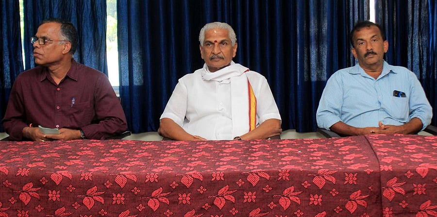RSS Dakshina Madhya Kshetriya Executive Committee member Kalladka Prabhakar Bhat (centre) takes part in the ‘Sneha Milana’ programme in Madikeri on Saturday.