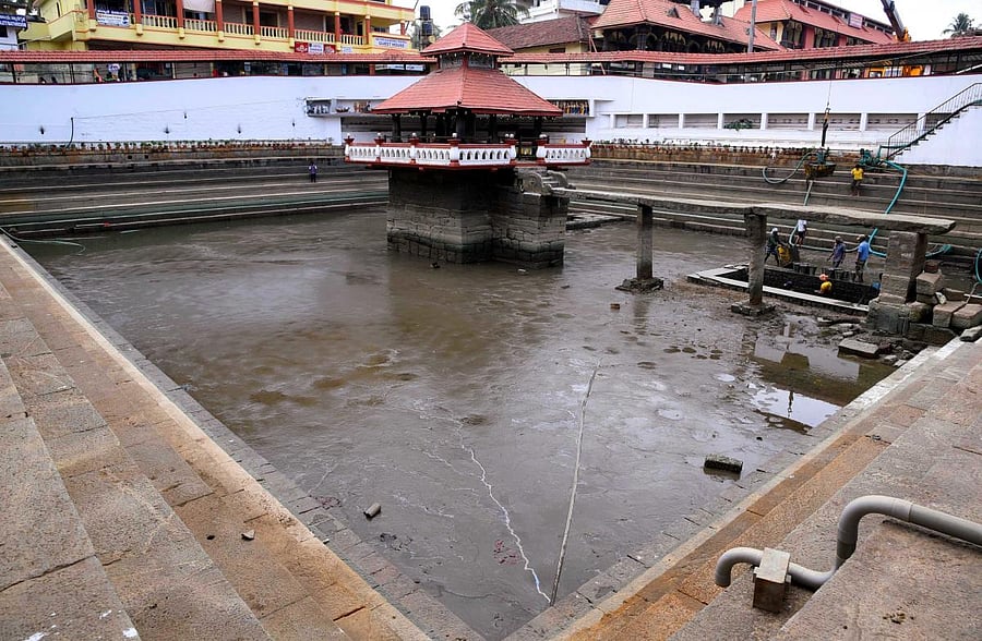 The Madhwa Sarovara was desilted during the Paryaya tenure of the Palimaru Mutt seer Vidyadheesha in 2002-03.