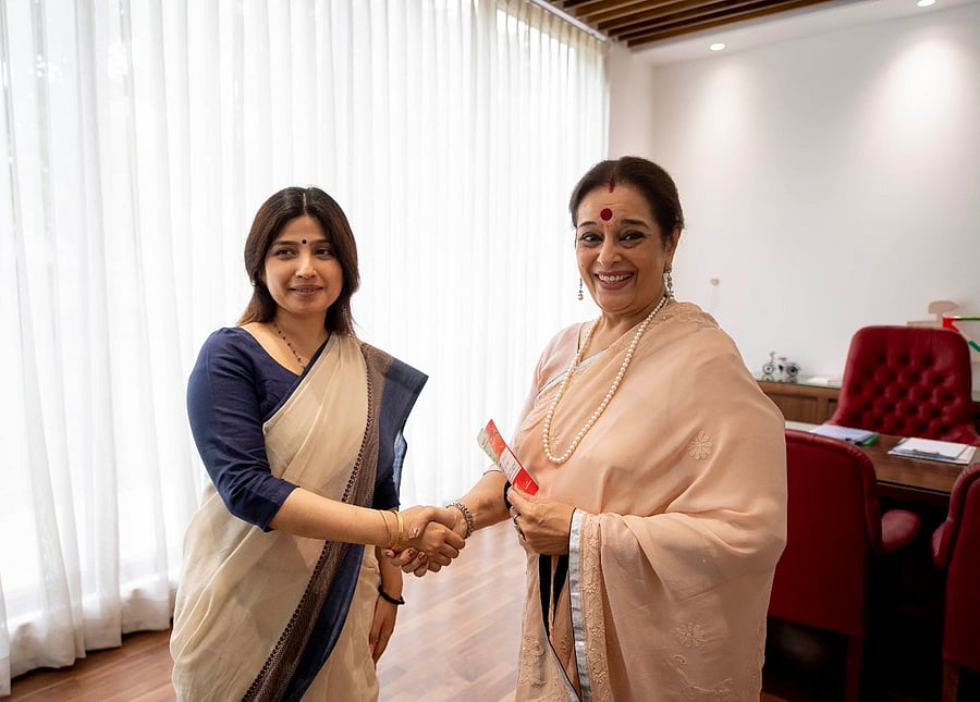 Bollywood actor-turned-politician Shatrughan Sinha's wife Poonam Sinha (L). (Image courtesy Twitter/@samajwadiparty)
