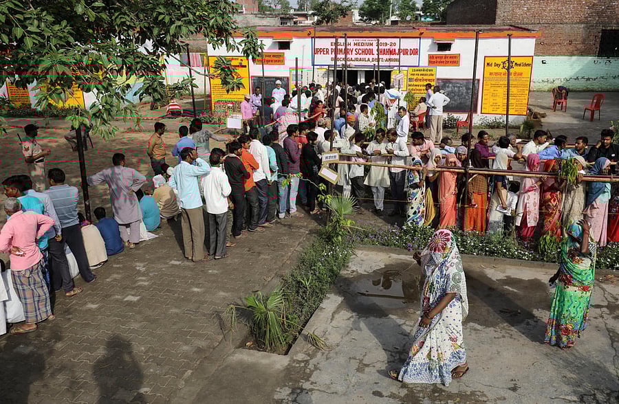 Voters line up to cast their votes outside a polling station during the second phase of general election in Amroha, in the northern Indian state of Uttar Pradesh, India, April 18, 2019. (REUTERS)