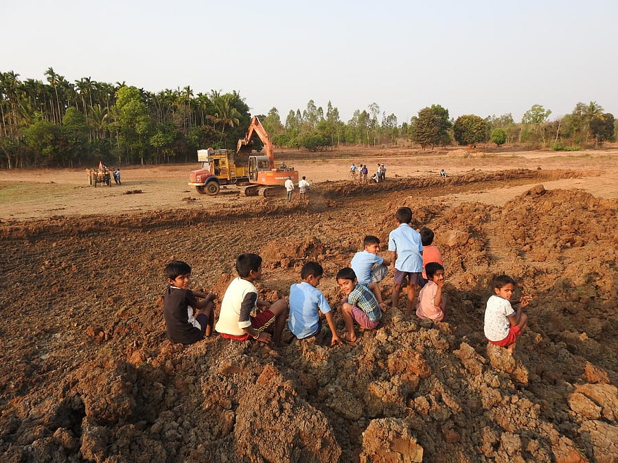 self-motivated People of Naroor in Uttara Kannada clean the village tank. Photos by author