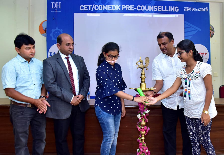Chairman of Bhandary Foundation Dr Manjunath Bhandary along with two students inaugurate Eduverse, the 11th edition of Jnana Degula-2019, a CET/COMEDK pre-counselling programme, organised by Deccan Herald and its sister publication Prajavani.