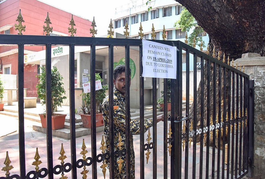 Ex-servicemen are paid Rs 20,000 to Rs 25,000 a month to guard Indira Canteens. DH FILE PHOTO
