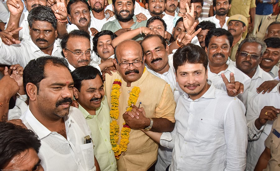 BJP elected new MP Umesh Jadhav is greeted by MLA's Basavaraj Mattimud, Rajkumar Telkur Patil, Dattatreya Patil, leaders Susheel Namoshi, Doddappagouda Patil and supporters, who won in great margin against Mallikarjun Kharge at gulbarga university in kalaburagi on thursday. - Photo/ Prashanth HG