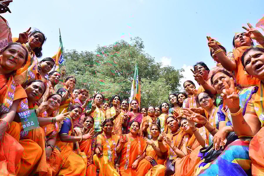 Women workers celebrate the victory of BJP candidate Pralhad Joshi in Dharwad on Thursday. DH Photo/Tajuddin Azad