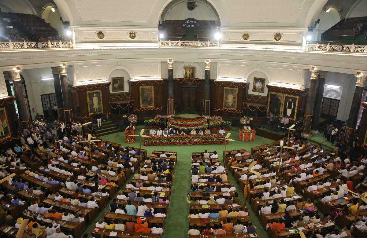 Meeting at the central hall of the parliament, (Photo REUTERS)