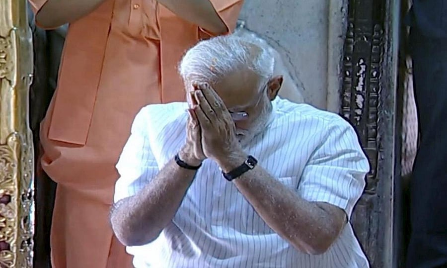 Varanasi: Prime Minister Narendra Modi offers prayers at Kashi Vishwanath Temple, in Varanasi, Monday, May 27, 2019. (Twitter Photo/PTI)