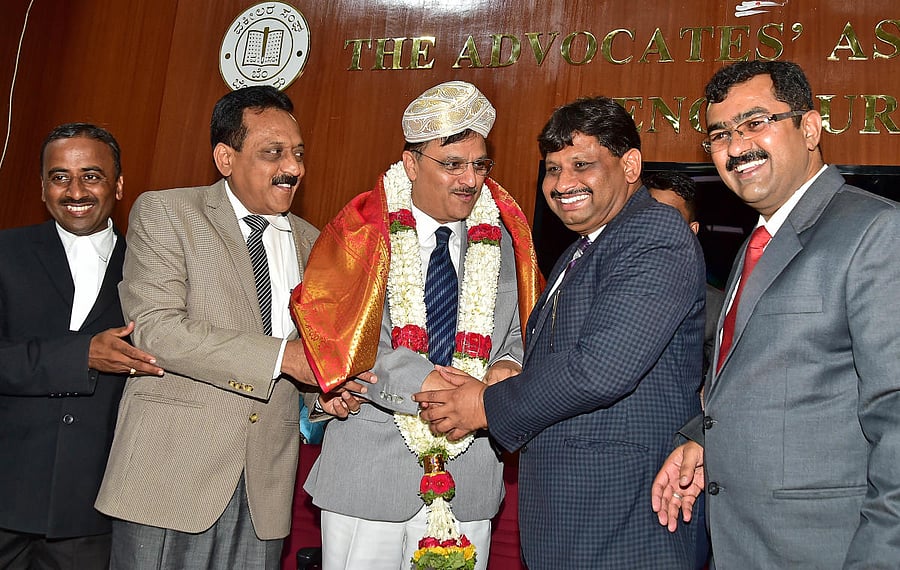 Karnataka High Court Chief Justice Abhay Shreeniwas Oka shares a light moment with Advocates Association of Bangalore president A P Ranganath during a function organised by AAP in Bengaluru on Monday. AAP office-bearers D C Parameshwaraiah, A N Gangadhara