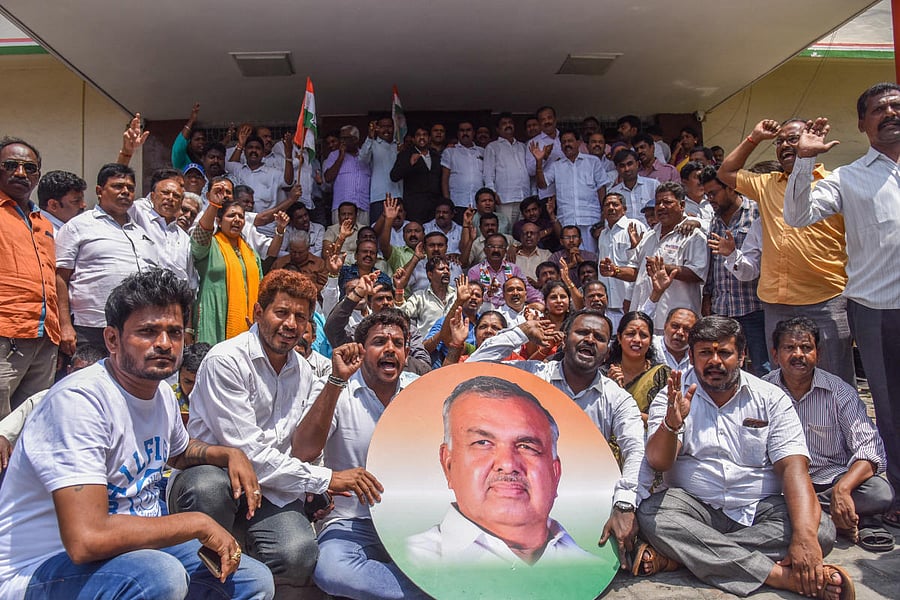 Followers of Ramalinga Reddy, staging protest demanding give the minister post to senior leader Ramalinga Reddy, in front of Karnataka State Congress Office, Queens Road in Bengaluru on Tuesday. Photo by S K Dinesh