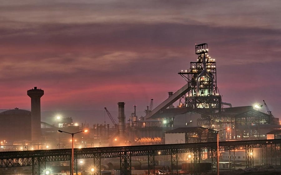 JSW Steel plant at Toranagallu in Ballari district. The state Cabinet's decision to sell 3,667 acres to the steelmaker at 'throwaway price' has drawn flak from Opposition BJP and Congress leader H K Patil. DH FILE PHOTO
