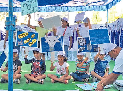 A majority of traders and supermarkets have switched to paper cups and cloth or jute bags. There are fewer dumping yards and black spots in the locality. DH file photo