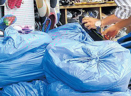 Palike officials seize banned plastic