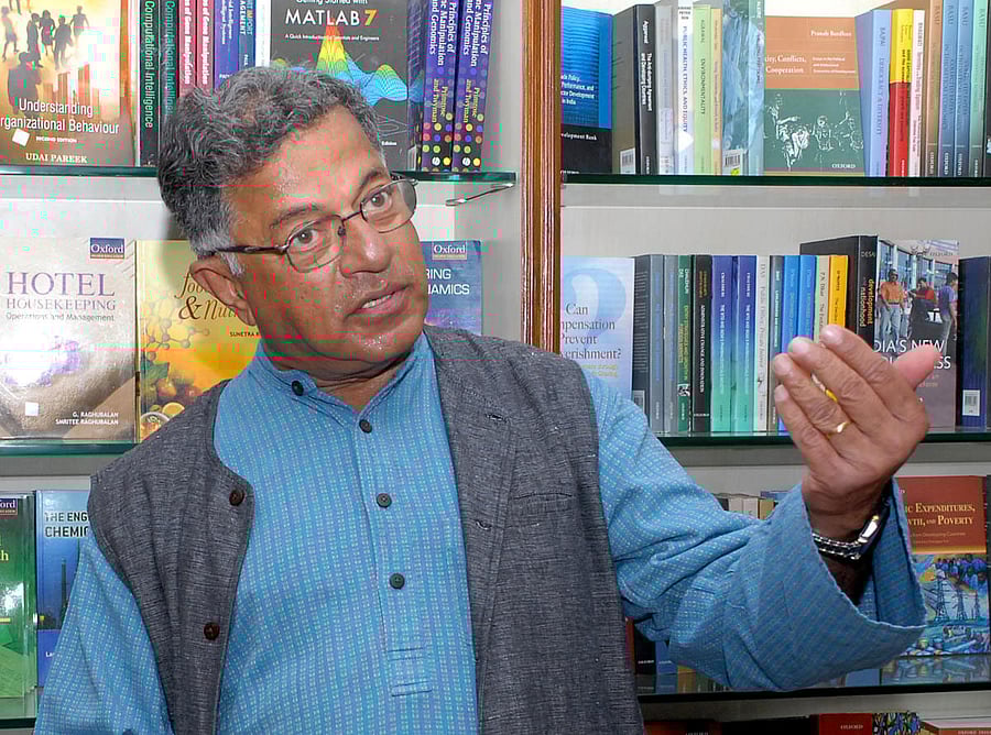 The last rites of renowned Kannada author and Jnanpith award winner Girish Karnad will be a low key and private affair including their family members and close friends. The family members of Karnad have decided to complete the last rites according to his wish. DH file photo