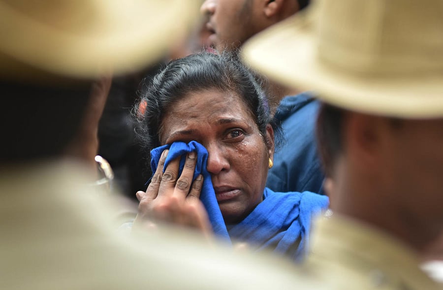 .A woman investor outside the IMA Jewels store on Monday. DH Photo/Irshad Mahammad 