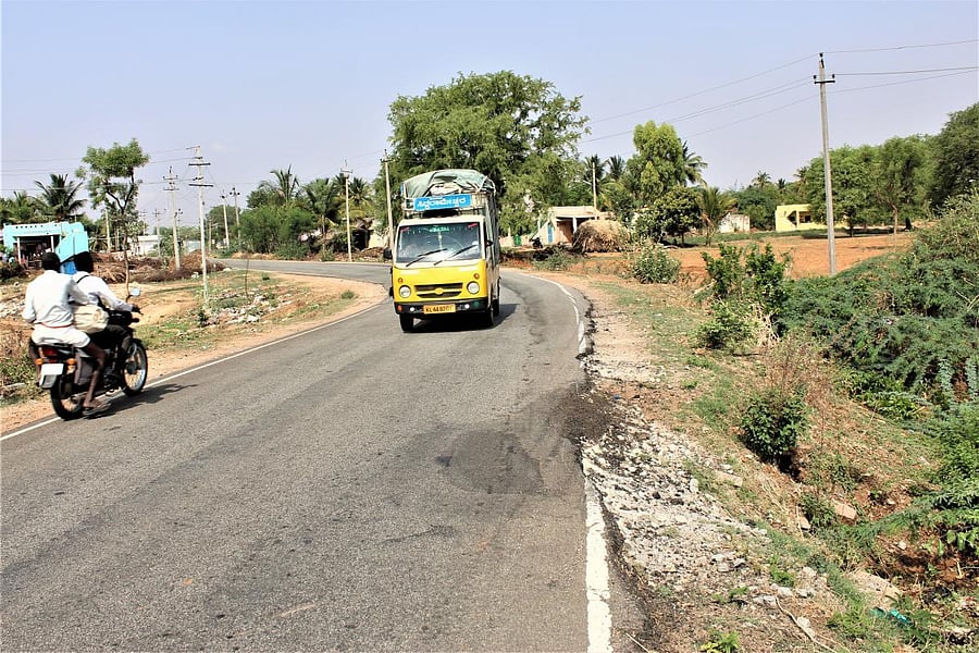 Karnataka has a rural blacktop road network of 56,362 km. Of them, the government has identified 24,246 km as priority village roads that provide access to key infrastructure. DH File Photo