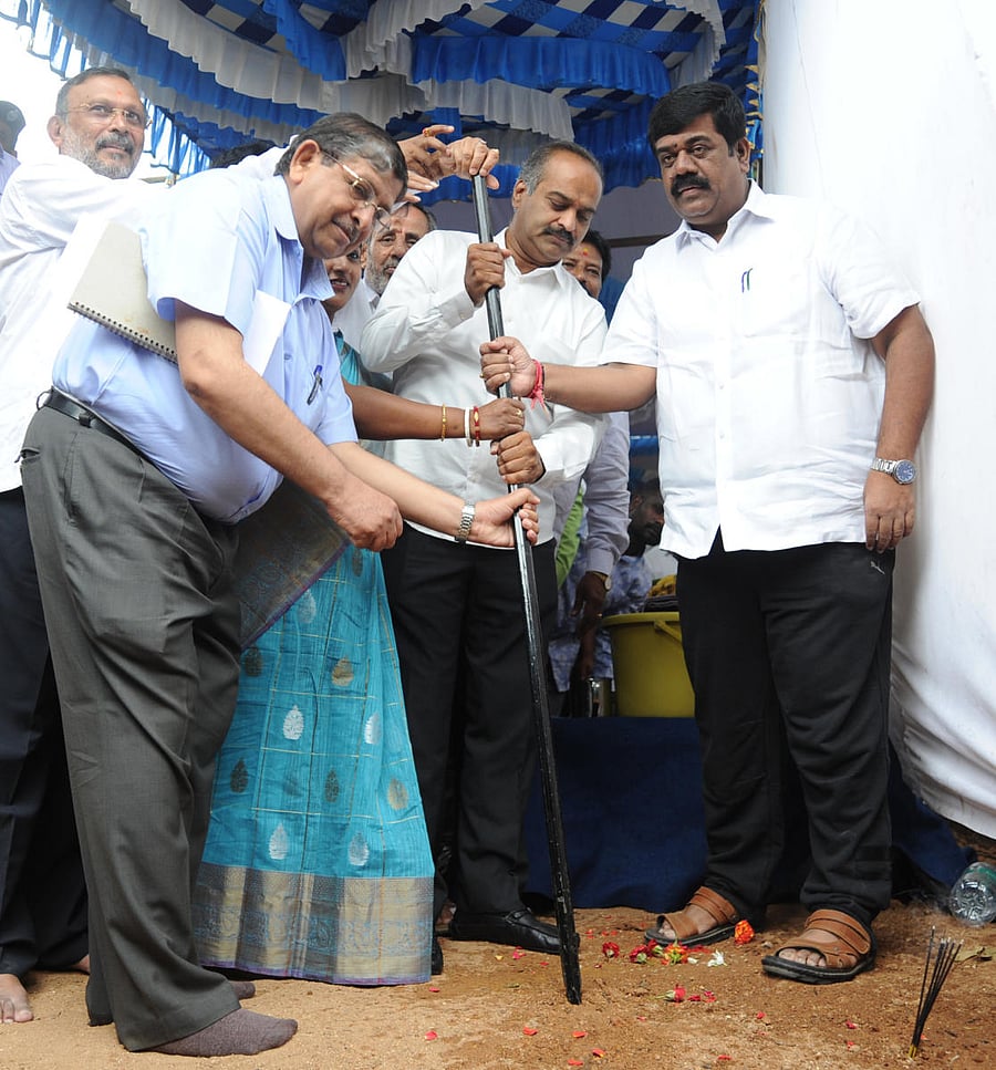 Bengaluru Central MP P C Mohan performs a groundbreaking ceremony for the Baiyappanahalli rail overbridge work on Thursday. DH photo/Pushkar V