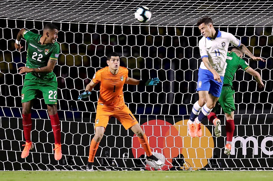 Brazil's Philippe Coutinho in action with Bolivia's Adrian Jusino and Carlos Lampe. (REUTERS)