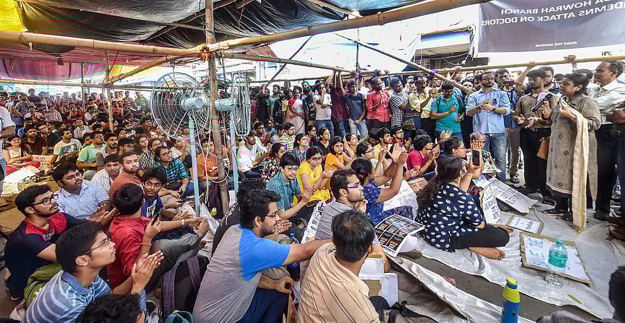 The meeting was being seen as the step which can finally end the ongoing stalemate between the junior doctors and the West Bengal government over the firmer's cease work following a recent attack by relatives of patients on them. (PTI)