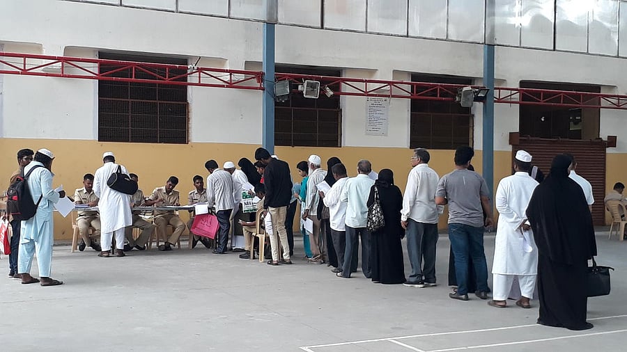 Long wait | Investors queue up at a special counter at Jain Sangha, near Infantry Road, to file police complaints.