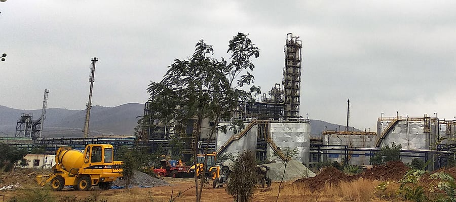 The asphalt production facility at Musinayakanahalli on the JSW campus in Sandur taluk of Ballari district. dh photo