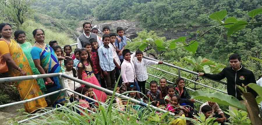 Schoolchildren of Aluvara Government Primary School during Chinnara Vanadarshana programme.