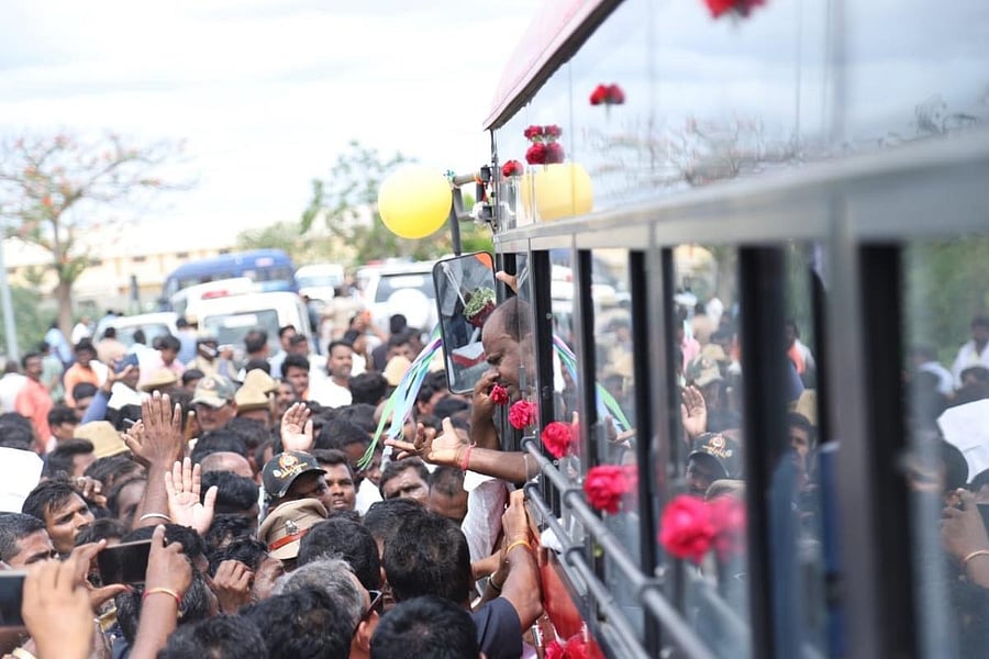 Chief Minister H D Kumaraswamy threatens protesters in Raichur.