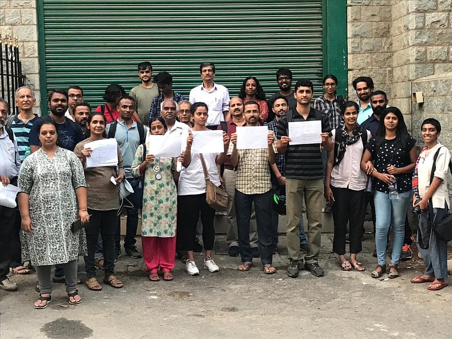 Citizens and volunteers from various citizens group conduct social impact assessment along the planned alignment of the elevated corridor in Bengaluru. DH PHOTO
