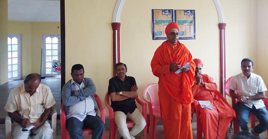 Kirikodli Mutt pontiff Sadashiva Swami speaks during the preparatory meeting of ‘Matte Kalyana’ people’s movement at Ambedkar Bhavan in Madikeri on Sunday.
