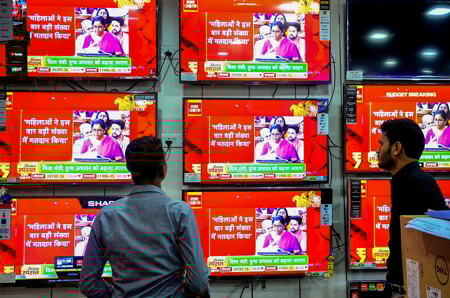 People watch Finance Minister Nirmala Sitharaman tabling Union Budget 2019-20, at Vashi in Navi Mumbai, Friday, July 5, 2019. (PTI Photo)