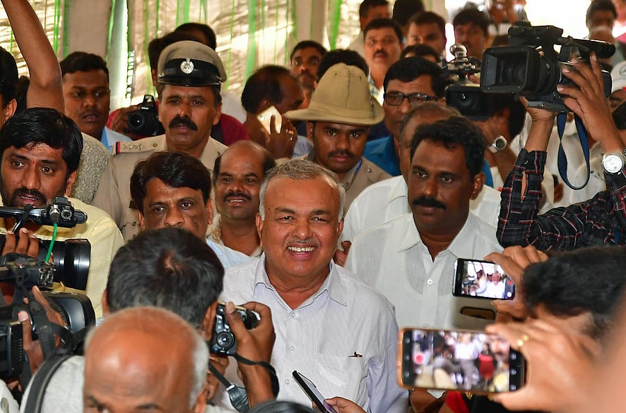 A day after 13 rebel MLAs tendered their resignation, the Congress and the BJP on Sunday indulged in mudslinging, blaming each other for the political crisis in the state.