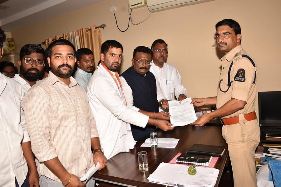 Telangana Congress leaders filing a complaint on Subramanian Swamy in Abids Road Police Station, Hyderabad.