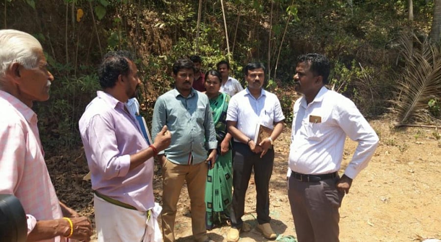 Tahsildar Kunhi Ahmmed interacts with the residents of first ward Kalamane Road in Jalsoor gram panchayat on Friday.