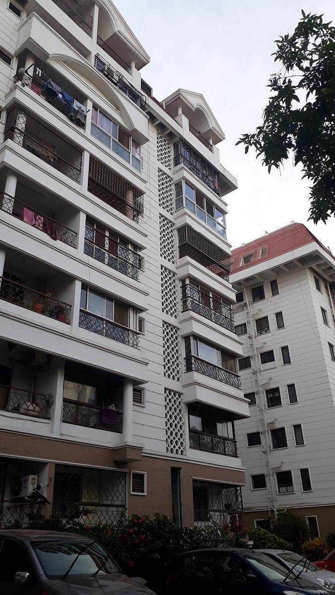 Bhavana jumped to death from the seventh floor of White House on Dinnur Main Road, R T Nagar. DH PHOTOS BY SK DINESH