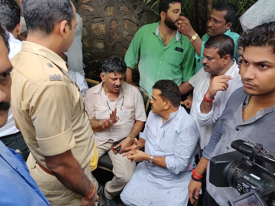 In what comes as a major embarrassment,  senior Congress leaders were missing for nearly two to three hours till Karnataka troubleshooter DK  Shivakumar held the fort for three hours alone outside the Renaissance Hotel at Powai in Mumbai braving intermittent rains. DH photo