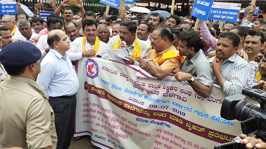 The Karnataka State Government Primary School Teachers Association had called for the strike last week.