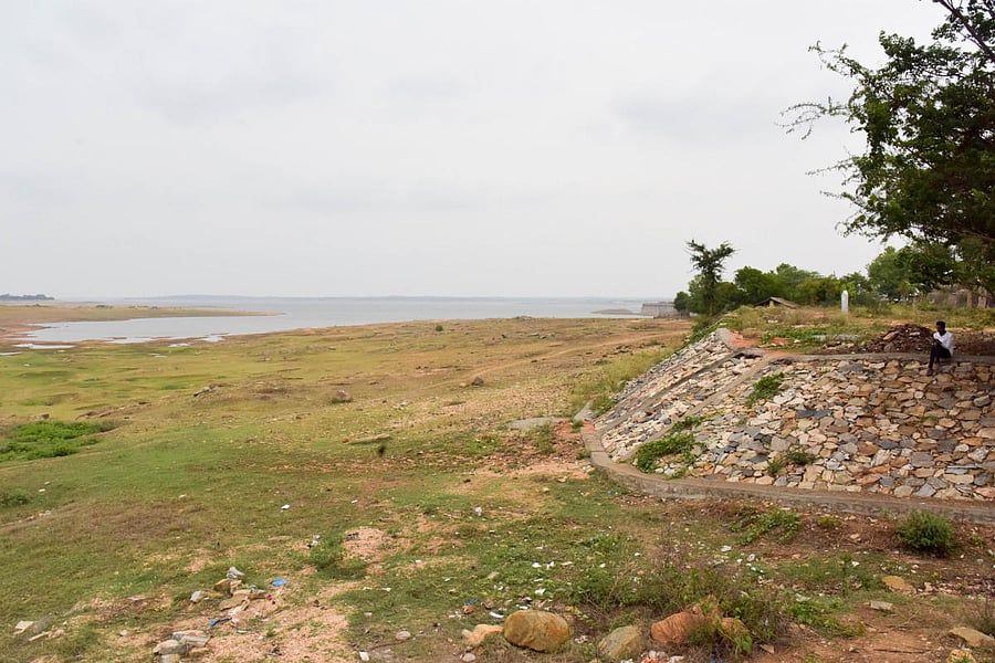 Water level is decreasing, as there is no rain, at KRS dam, in Mandya District. Photo/ B H Shivakumar, in Mandya District. DH Photo/ B H Shivakumar