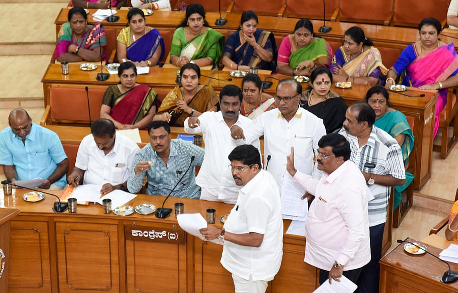 BJP corporators on Wednesday protest the proposal to name Chamarajpet road after Tipu Sultan Palace. DH PHOTO/ANUP R THIPPESWAMY