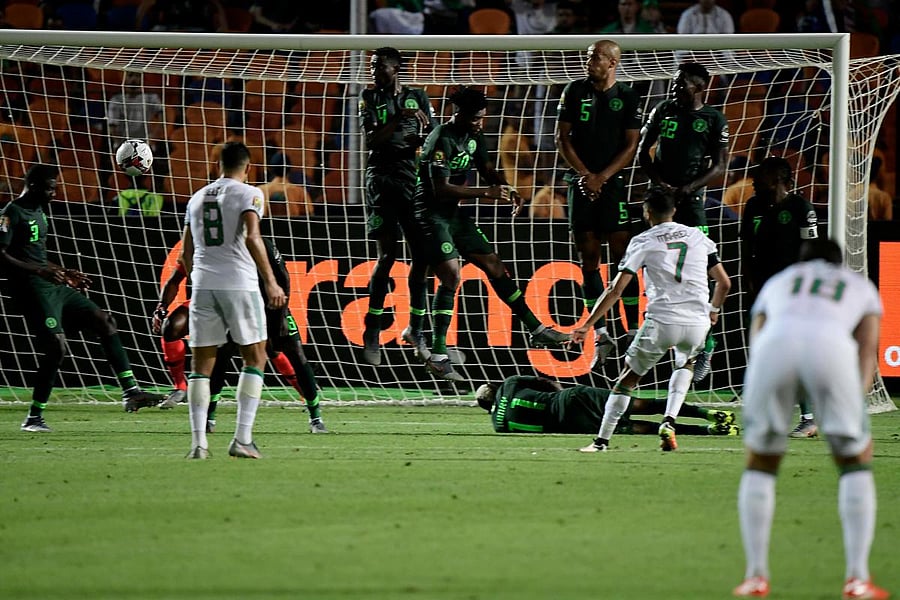 Algeria's forward Riyad Mahrez (R) scores from a free-kick during the 2019 Africa Cup of Nations (CAN) Semi-final between Algeria and Nigeria at the Cairo International stadium (AFP Photo)