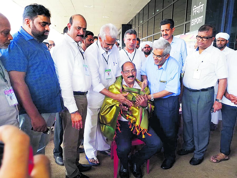 Haj Camp Organising Committee chairman Y Mohammed Kunhi felicitates Karnataka State Minorities Commission chairman G A Bawa, who visited the Ansar school at Bajpe, Mangaluru, on Tuesday.