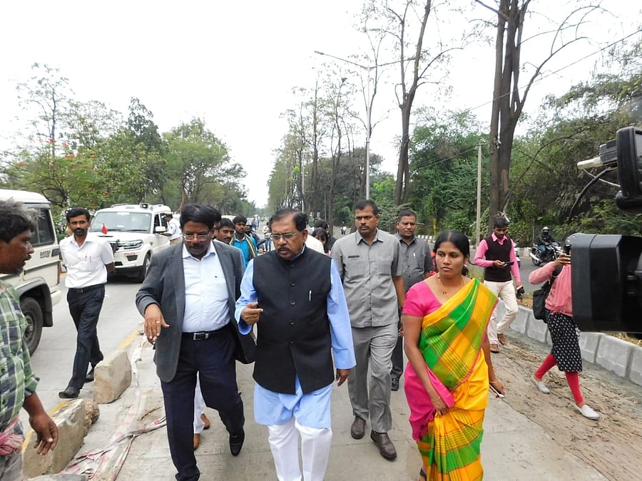 Deputy Chief Minister of Karnataka G Parameshwara, Mayor Gangambike Mallikarjun and BBMP Commissioner N Manjunatha Prasad inspect whitetopping works in north Bengaluru on Friday.
