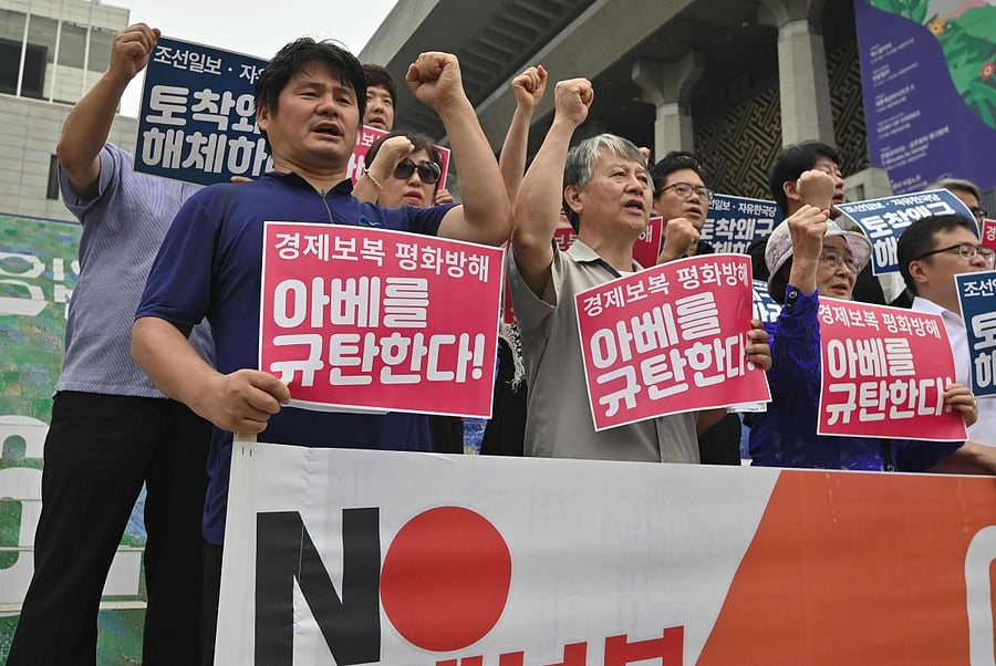 South Korean protestors holding placards reading "Condemn Abe for economic retaliation!" during an anti-Japanese rally against ongoing Tokyo-Seoul trade spat in Seoul (AFP Photo)