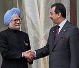 Prime Minister Manmohan Singh (L) with his Pakistani counterpart Yousuf Raza Gilani (R). PTI file Photo