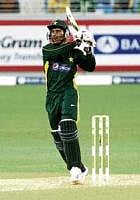 Razzaq steers Pakistan home