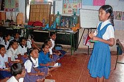 A VII std student Sahadiya explaining her classmates about human heart, along with the model in hand.