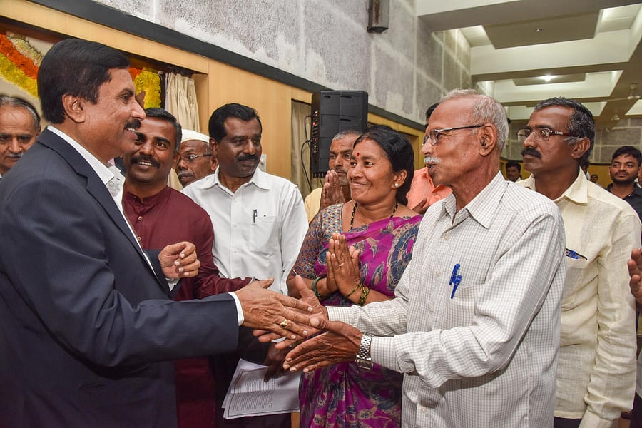 Agriculture minister Shivashankar Reddy interacts with farmers at the Farmers’ Science Congress organised by the Institution of Agricultural Technologies in the city on Friday. DH Photo/S K Dinesh