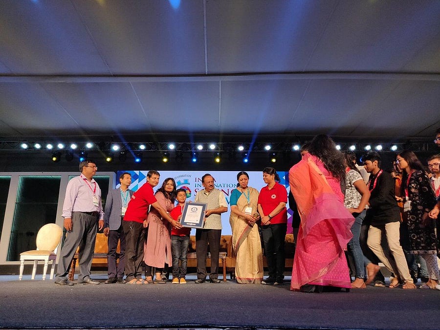Children receive certificate from Dr Harsh Vardhan, Union minister for science and technology, at the India International Science Festival in Lucknow on Sunday. Twitter
