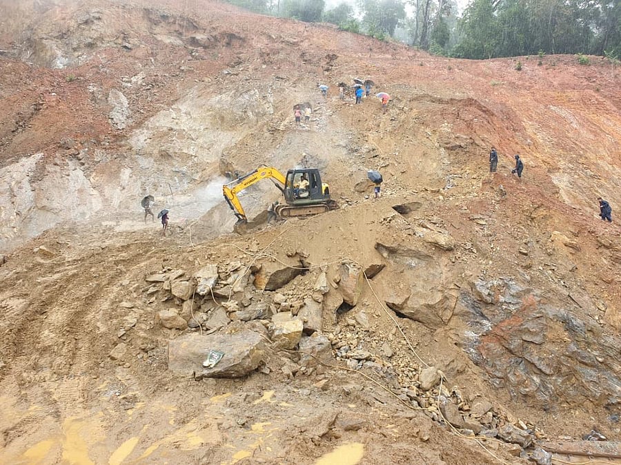 Clearing the infringement on track between Shirivagilu-Subramanya Road Railway station in Subramanya Road- Sakleshpur ghat section of Mysuru Division. (DH Photo)