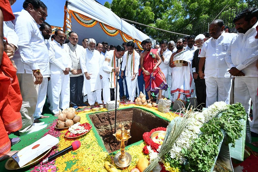 KCR Performing Bhumi Pooja for new Secretariat complex at Errum Manzil