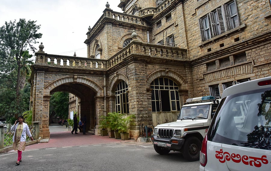 Police last week booked Minto Ophthalmic Hospital doctors after five patients who underwent cataract surgeries almost lost their eyesight. (DH Photo/Irshad Mahammad)