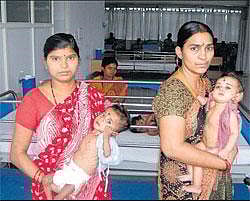 Recipient infants with their mothers at the Innova Hospital.